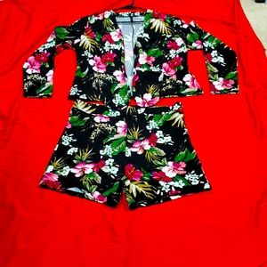 Gently used floral short set 2x MUST BE BUNDLED TO PURCHASE.